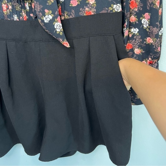 GUESS Women's Scarlett Ditsy Floral Print Bowtie Romper Jumpsuit Sz 4 Y2K - Picture 10 of 16